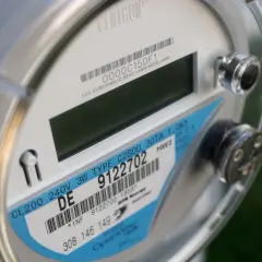 Inteligentny licznik energii elektrycznej, model AMI6, z etykietą wskazującą taryfę G12.