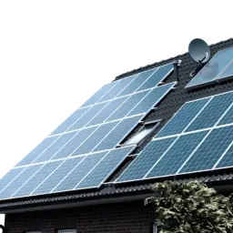 Instalacja fotowoltaiczna 3 kw cena z montażem na dachu domu z cegły. Panele słoneczne pokrywają znaczną część dachu.