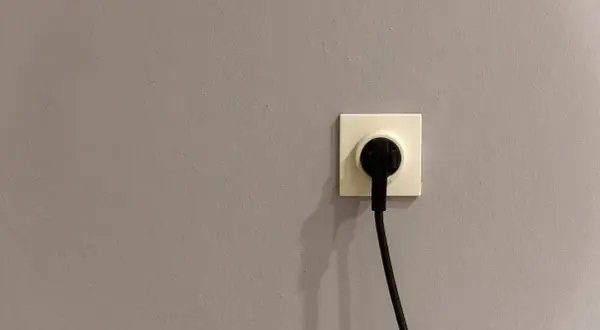 Gniazdko elektryczne z wtyczką, gotowe do podłączenia urządzeń w ramach taryfy g12w.