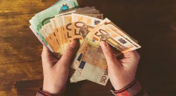 Ile zarabia elektryk w Austrii? Sprawdź, co wpływa na wynagrodzenie