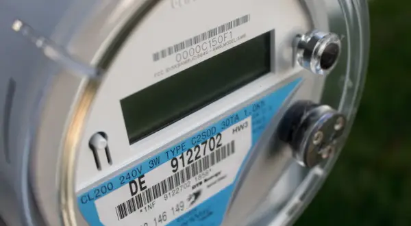 Licznik energii elektrycznej, kluczowy do monitorowania zużycia prądu na budowie.