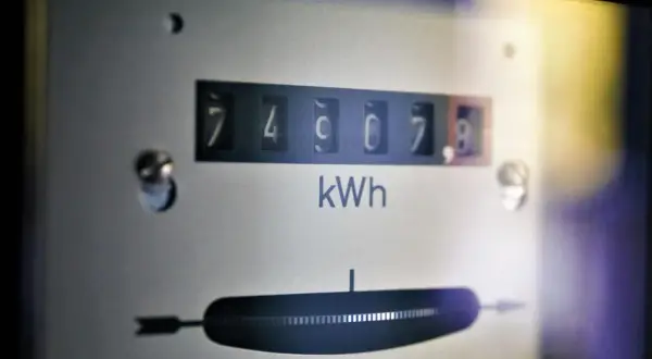 Licznik energii elektrycznej pokazuje 74907,8 kWh. To dużo, ale może to tylko początek historii zużycia!
