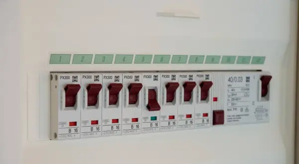 Jak działają bezpieczniki i jak mogą uratować twoją instalację elektryczną