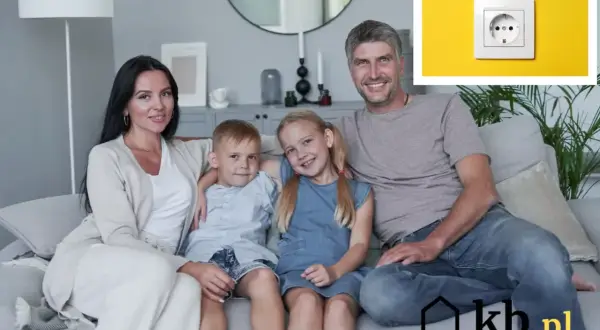 Rodzina na kanapie, obok gniazdko elektryczne. Zastanawiasz się nad średnim zużyciem prądu dla 2 osób?