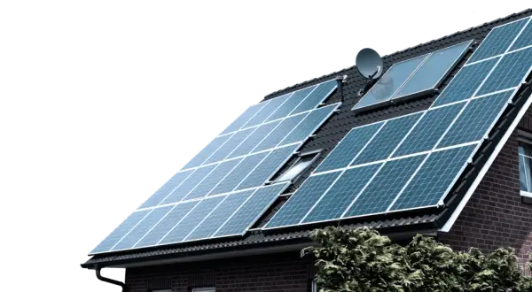 Instalacja fotowoltaiczna 3 kw cena z montażem na dachu domu z cegły. Panele słoneczne pokrywają znaczną część dachu.