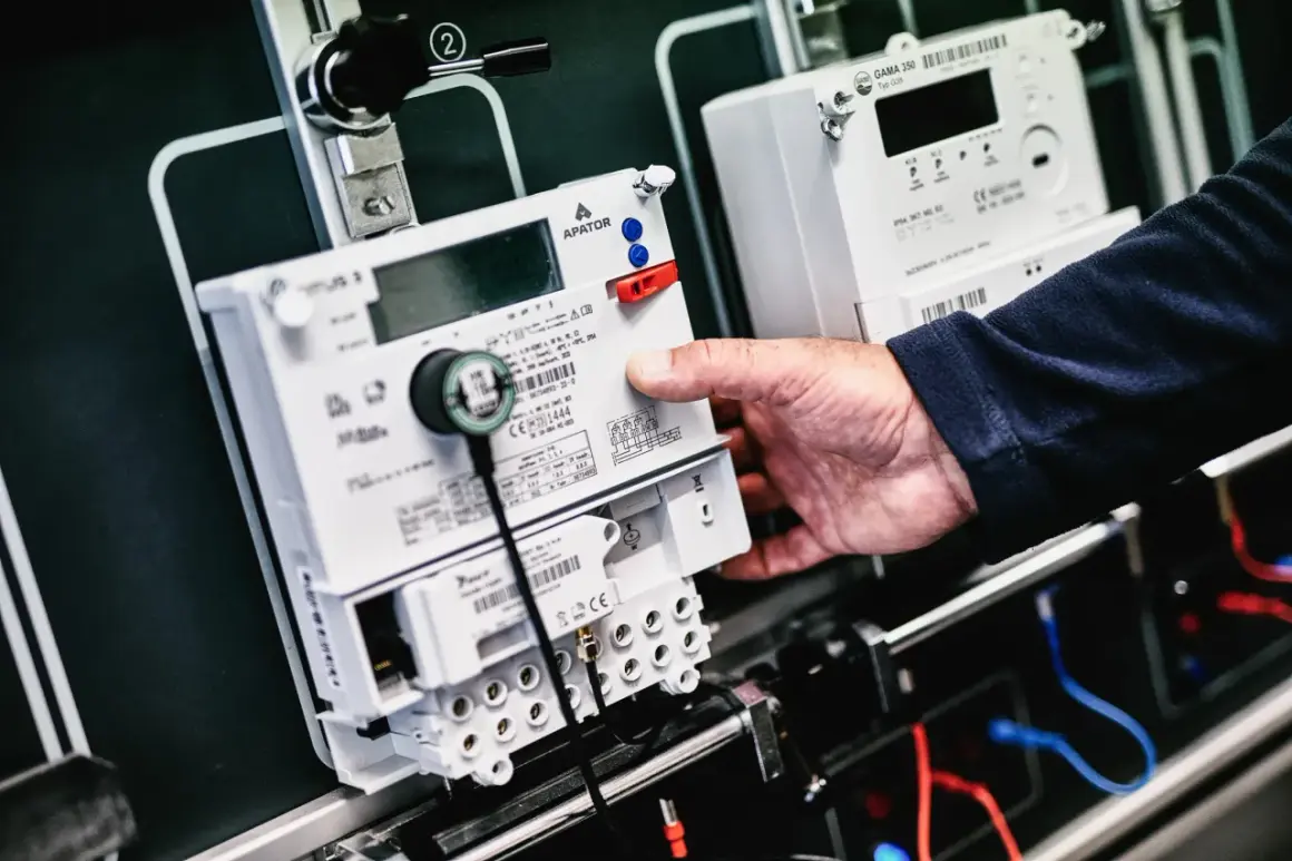 Dłoń manipuluje licznikiem energii elektrycznej. Szybkie pge doładowanie licznika w weekend to wygoda.