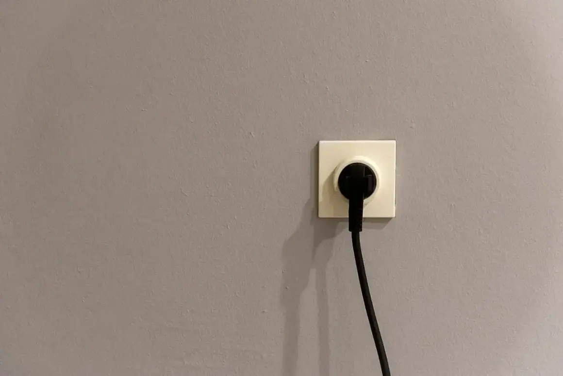 Gniazdko elektryczne z wtyczką, gotowe do podłączenia urządzeń w ramach taryfy g12w.