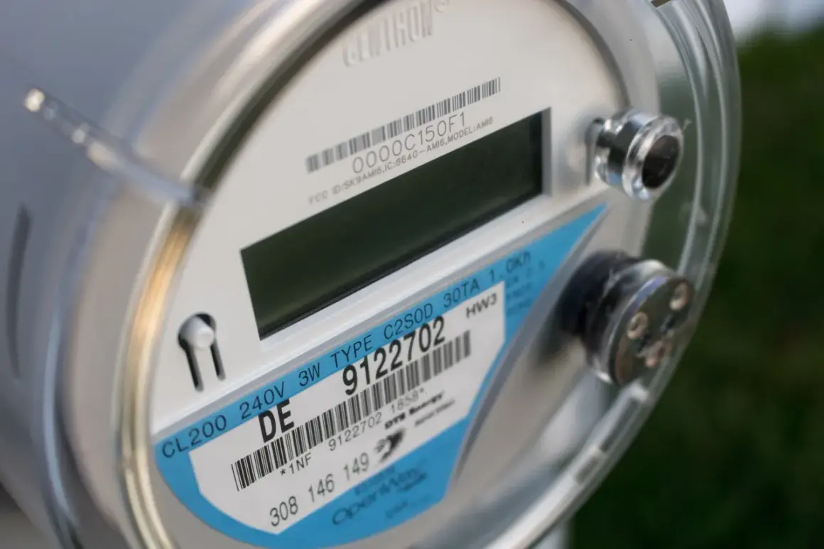 Inteligentny licznik energii elektrycznej, model AMI6, z etykietą wskazującą taryfę G12.
