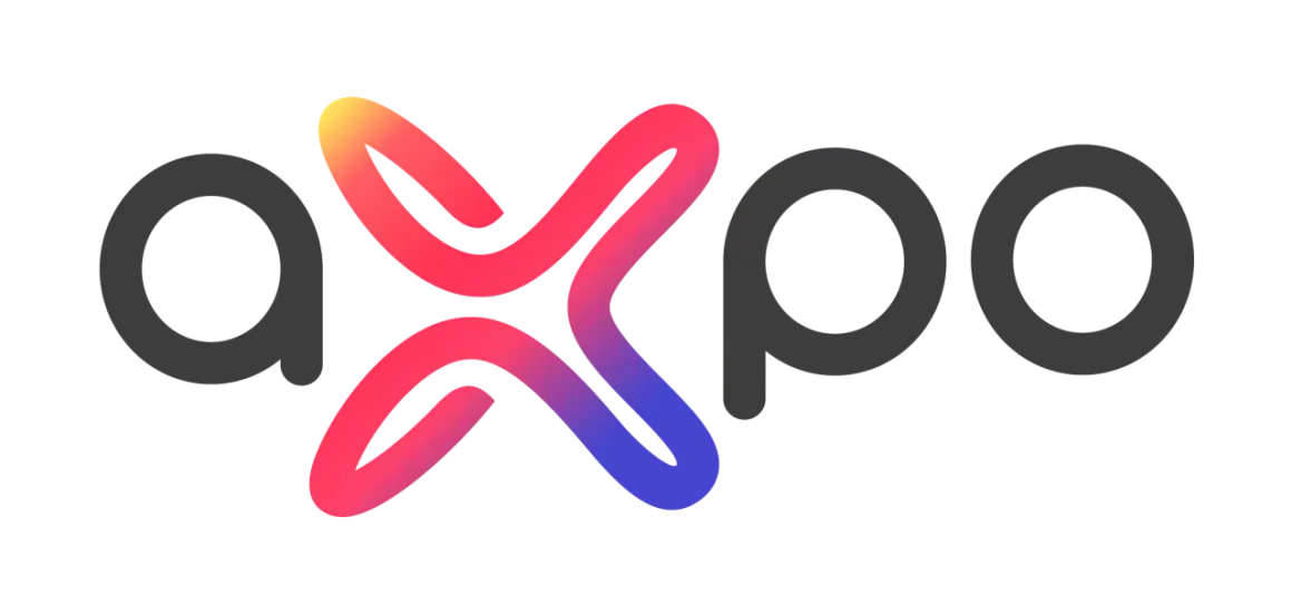 Logo Axpo Polska. Szare litery "axpo" z kolorowym, gradientowym elementem graficznym w środku. Szukając Axpo Polska opinie, warto zwrócić uwagę na ten znak.