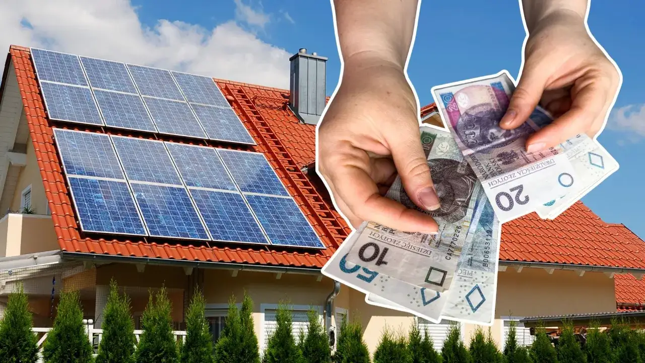 Panele słoneczne na dachu domu i ręka trzymająca polskie banknoty. Inwestycja w fotowoltaikę to sposób na oszczędności i prąd przez internet.