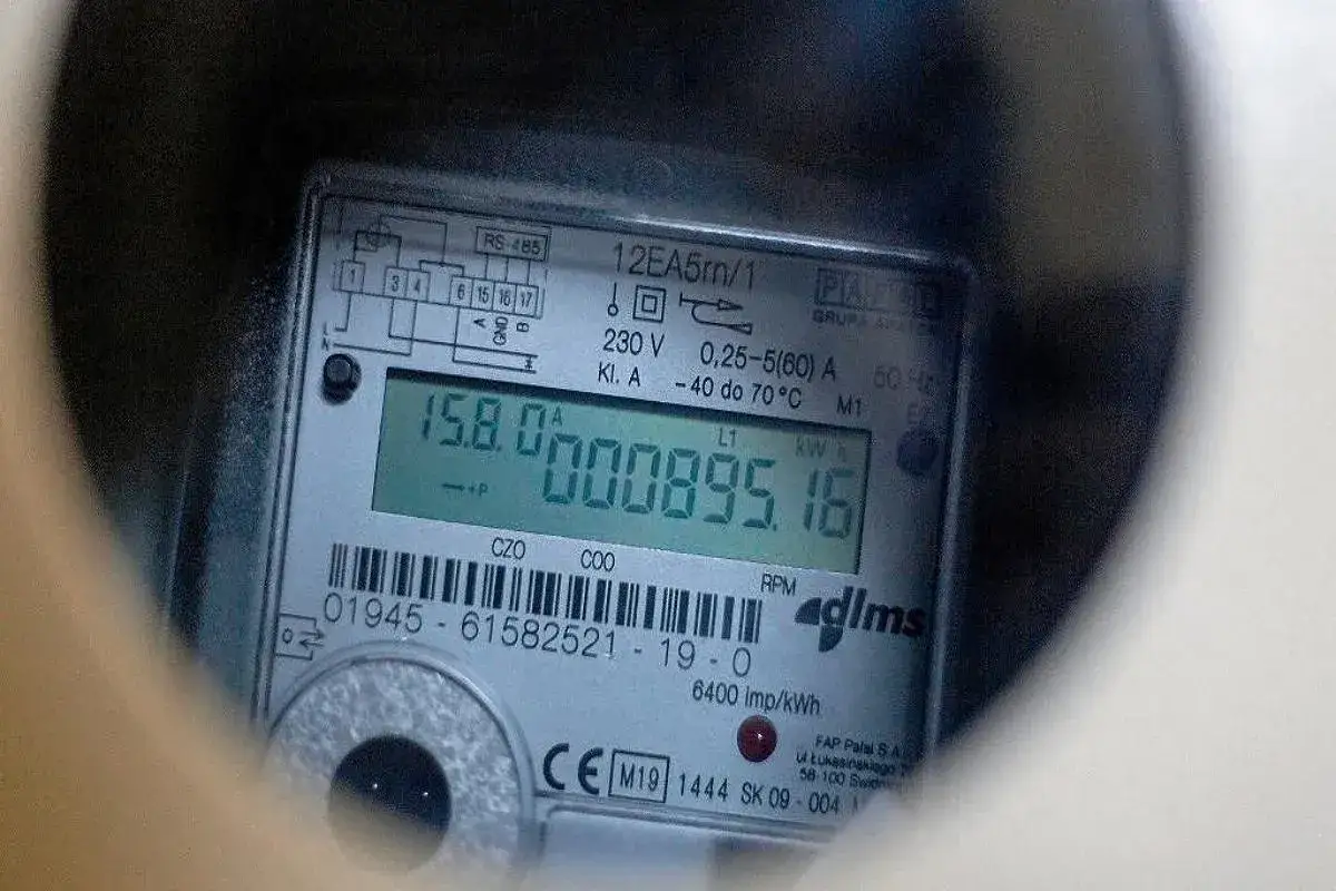 Cyfrowy licznik energii elektrycznej pokazuje 895,16 kWh. To dobry moment na pge doładowanie licznika w weekend, by mieć zapas prądu.